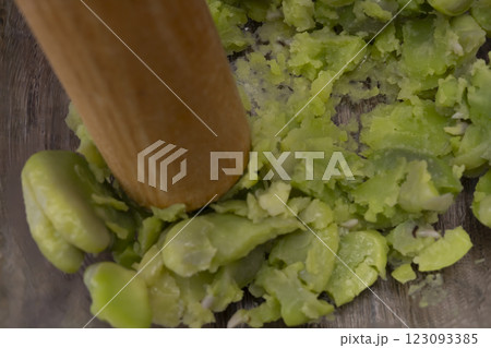 そら豆から豆板醤を作る工程 123093385