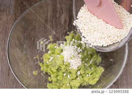 そら豆から豆板醤を作る工程 そら豆から豆板醤を作る工程 123093388