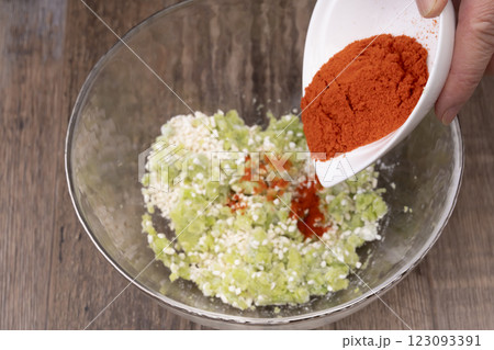 そら豆から豆板醤を作る工程 そら豆から豆板醤を作る工程 123093391