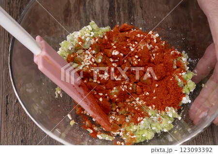 そら豆から豆板醤を作る工程 123093392