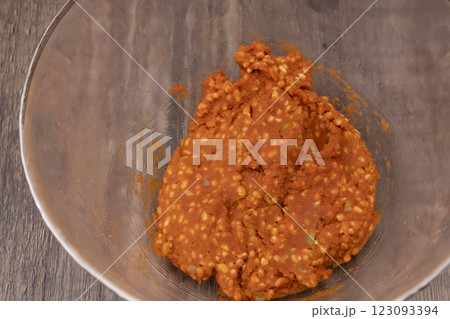 そら豆から豆板醤を作る工程 そら豆から豆板醤を作る工程 123093394