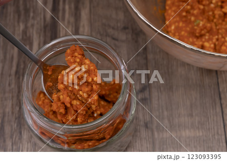 そら豆から豆板醤を作る工程 123093395