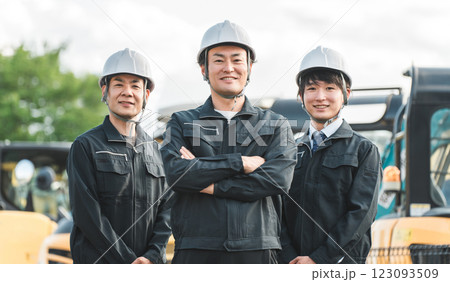 重機の前にいる作業着姿の建設業・建築業の作業員男性ビジネスマン 123093509