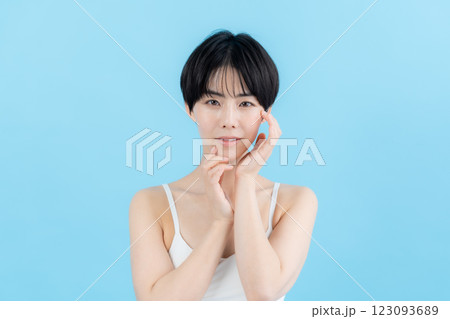 女性の美容イメージ 123093689