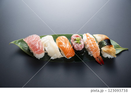 笹の葉に盛られた握り寿司 笹の葉に盛られた握り寿司 123093738