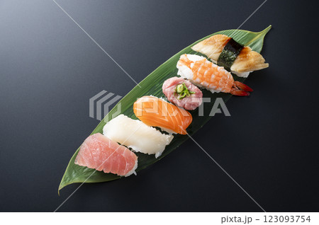 笹の葉に盛られた握り寿司 123093754