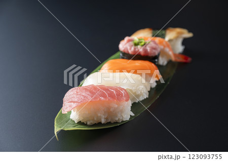 笹の葉に盛られた握り寿司 123093755
