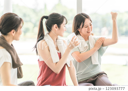 スポーツジムで休憩中に筋肉の話をする女性達 123093777