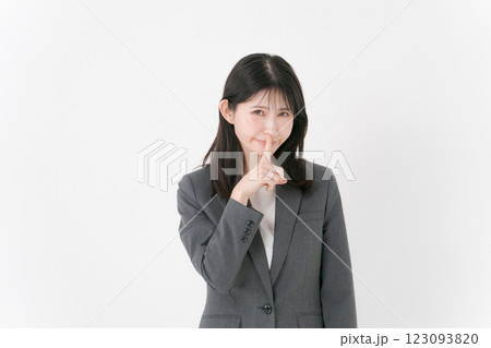 口をおさえる女性 123093820