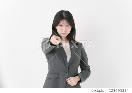 怒りの表情をする女性 怒りの表情をする女性 123093854