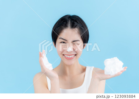 泡を手に持つ美容イメージ 123093884