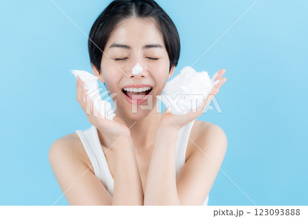 泡を手に持つ美容イメージ 泡を手に持つ美容イメージ 123093888