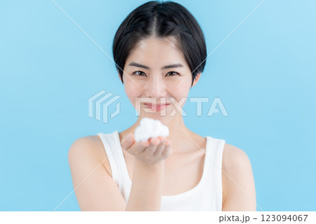 泡を手に持つ美容イメージ 123094067