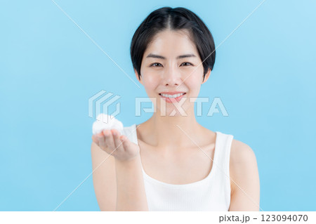 泡を手に持つ美容イメージ 泡を手に持つ美容イメージ 123094070