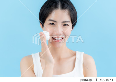 泡を手に持つ美容イメージ 123094074