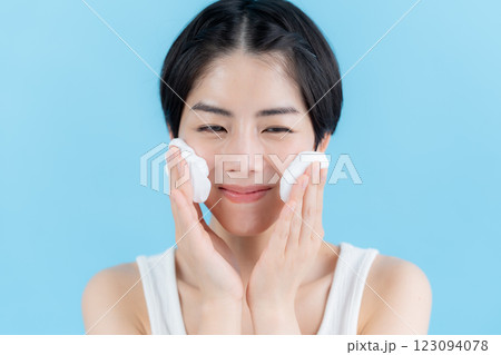 泡を手に持つ美容イメージ 123094078