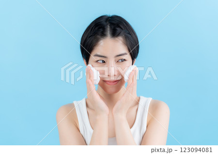 泡を手に持つ美容イメージ 123094081