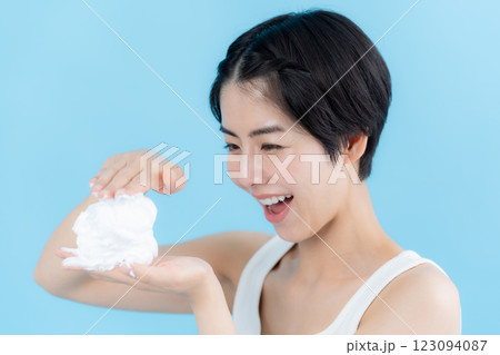 泡を手に持つ美容イメージ 123094087