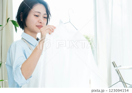 洗濯物を部屋干しする女性 洗濯物を部屋干しする女性 123094154