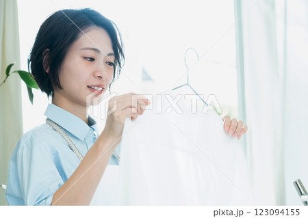 洗濯物を部屋干しする女性 洗濯物を部屋干しする女性 123094155