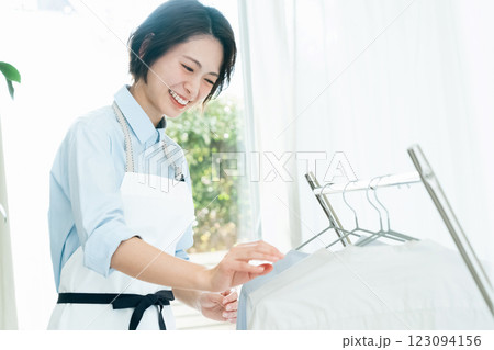 洗濯物を部屋干しする女性 洗濯物を部屋干しする女性 123094156