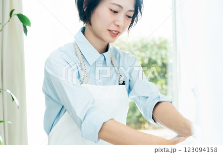 洗濯物を部屋干しする女性 洗濯物を部屋干しする女性 123094158