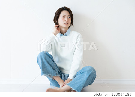 壁の前に座る若い女性 壁の前に座る若い女性 123094189
