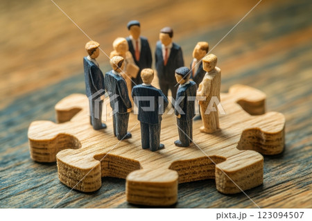 木製ビジネスマンフィギュアの会議風景（ビジネス・経営・組織運営・企業戦略）	 123094507