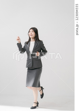 ジャンプするビジネスウーマン 123094555