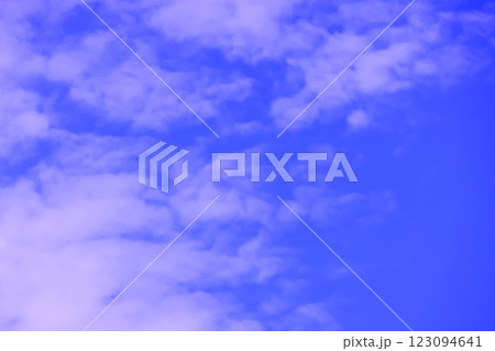 雲のある青空(背景素材) 雲のある青空(背景素材) 123094641