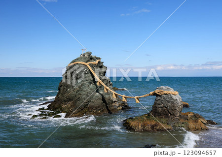夫婦岩と青い海 夫婦岩と青い海 123094657