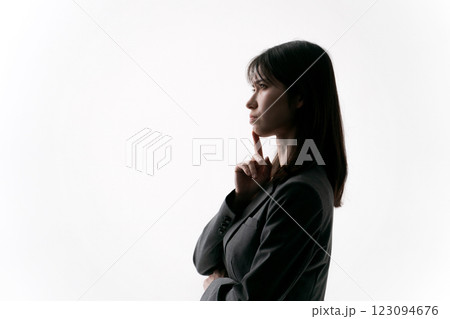 スーツの女性のシルエット スーツの女性のシルエット 123094676