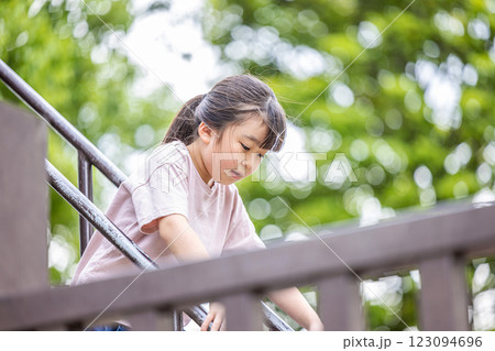 公園で遊ぶ女の子 123094696