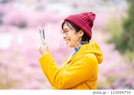 河津桜と女性 河津を観光する女性 河津桜と女性 河津を観光する女性 123094750