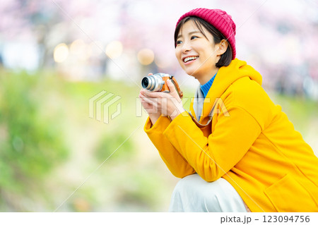 河津桜と女性　河津を観光する女性 123094756