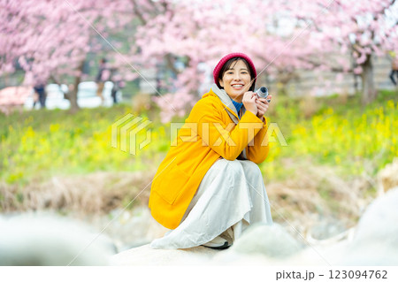 河津桜と女性　河津を観光する女性 123094762