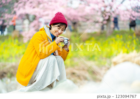 河津桜と女性 河津を観光する女性 河津桜と女性 河津を観光する女性 123094767