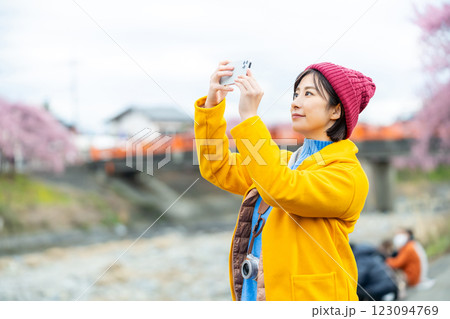 河津桜と女性　河津を観光する女性 123094769