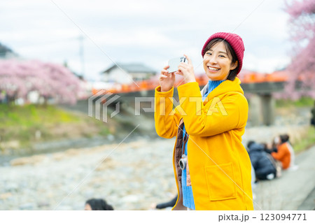 河津桜と女性 河津を観光する女性 河津桜と女性 河津を観光する女性 123094771