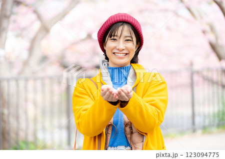 河津桜と女性　河津を観光する女性 123094775