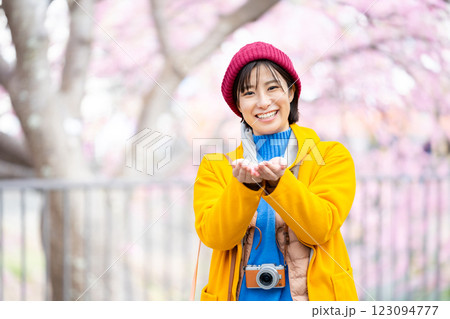 河津桜と女性 河津を観光する女性 河津桜と女性 河津を観光する女性 123094777