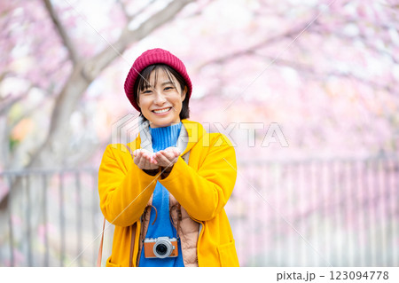 河津桜と女性 河津を観光する女性 河津桜と女性 河津を観光する女性 123094778