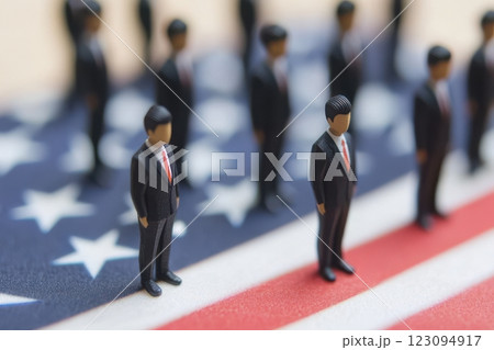 アメリカ国旗とミニチュアビジネスマンのグローバル経済イメージ（経済・貿易・国際関係・USA・外交・政 123094917