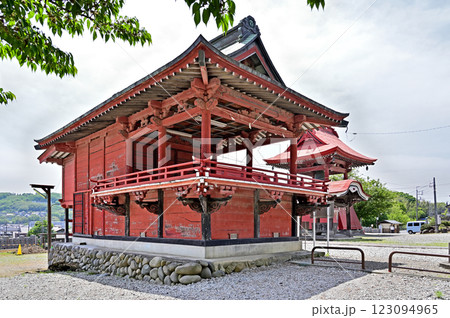 中山道板鼻宿散歩：八幡八幡宮　神楽殿　入母屋(妻入)　銅板葺　高崎市八幡町 123094965