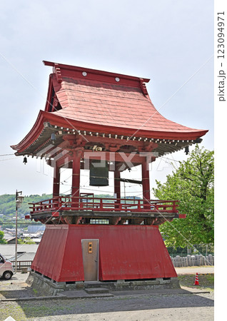 中山道板鼻宿散歩：八幡八幡宮　鐘楼 入母屋 鉄板葺　高崎市八幡町 123094971