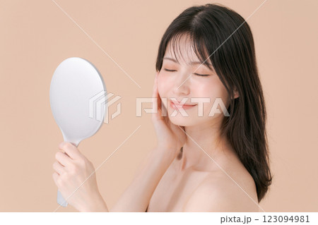 鏡を見る女性 123094981
