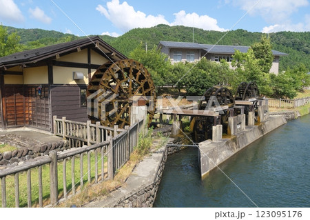 一乗谷あさくら水の駅の三連水車 一乗谷あさくら水の駅の三連水車 123095176
