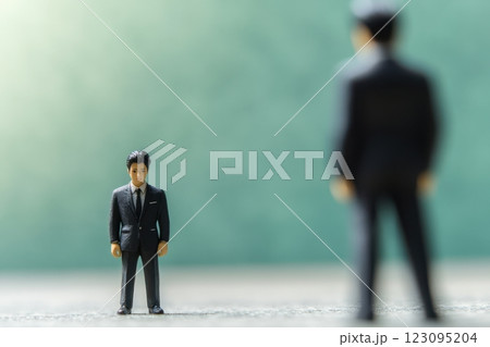 向き合う二人のミニチュアビジネスマン 123095204