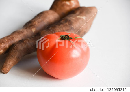 ヤーコンとトマト 123095212