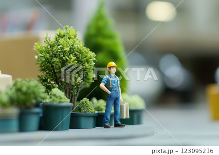 街角に立つ作業服姿のミニチュア作業員 123095216